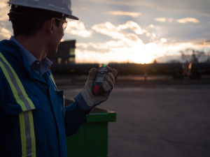 Trabajador industrial con dispositivo de deteccion de gases Blackline Safety TSCOM