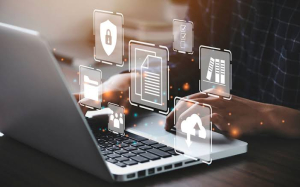 Persona trabajando en un notebook con íconos de seguridad, documentos y nube
