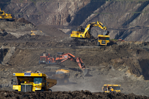 Camiones y excavadoras trabajando en una faena minera a cielo abierto